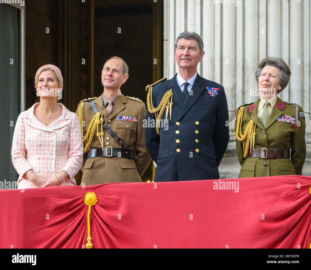 London Großbritannien. Mai 2025. Der König und die Königin werden von Prinzen und Prinzessin von Wales, ihren Kindern und anderen Mitgliedern der königlichen Familie auf dem Balkon des Buckingham Palace begleitet, um am ersten Tag der Feierlichkeiten zum 80. Jahrestag des Sieges in Europa den Fliegenflug zu beobachten. Die Luftausstellung zeigte die Roten Pfeile sowie historische und aktuelle Militärflugzeuge. (Bild von links: Sophie Duchess of Edinburgh, Edward Duke of Edinburgh, Vizeadmiral Sir Timothy Laurence, Prinzessin Anne the Princess Royal) Credit: MartinJPalmer/Alamy Live News Stockfoto
