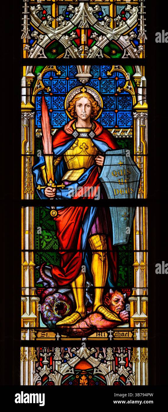 Der Heilige Michael der Erzengel. Ein Buntglasfenster in der Kathedrale von St. Elisabeth (Dóm svätej Alžbety) in Košice, Slowakei. Stockfoto