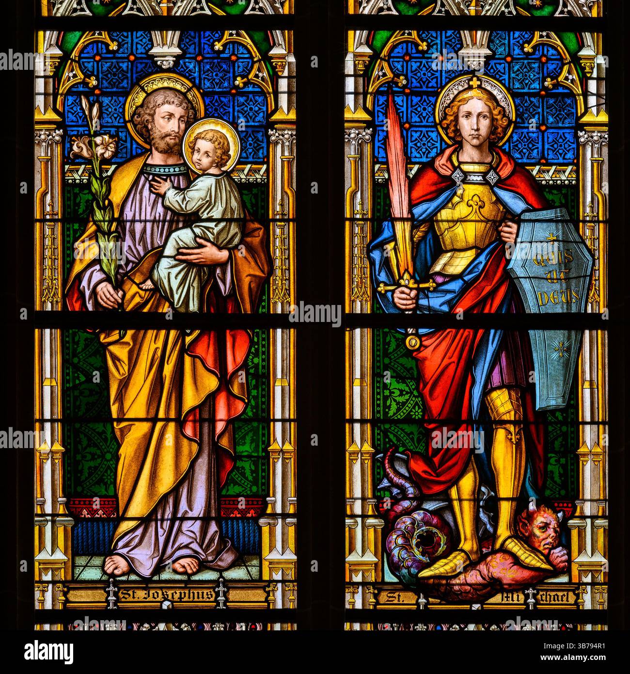 St. Joseph mit dem Christkind und St. Michael dem Erzengel. Ein Buntglasfenster in der Kathedrale St. Elisabeth in Košice, Slowakei. Stockfoto