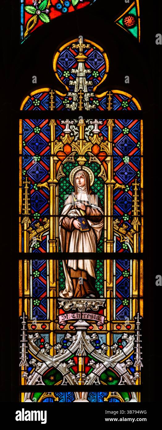 St. Teresa von Ávila. Ein Buntglasfenster in der Kathedrale von St. Elisabeth (Dóm svätej Alžbety) in Košice, Slowakei. Stockfoto