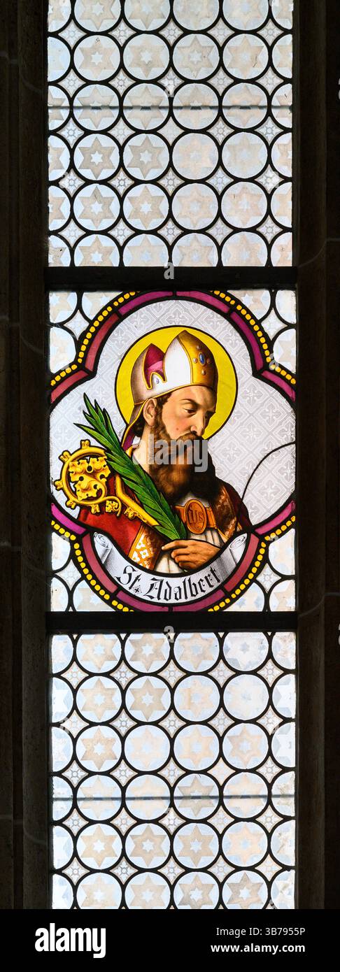 Adalbert von Prag (auch bekannt als Vojtech, Vojtěch oder Wojciech). Ein Buntglasfenster in der Kathedrale St. Elisabeth (Dóm svätej Alžbety). Stockfoto