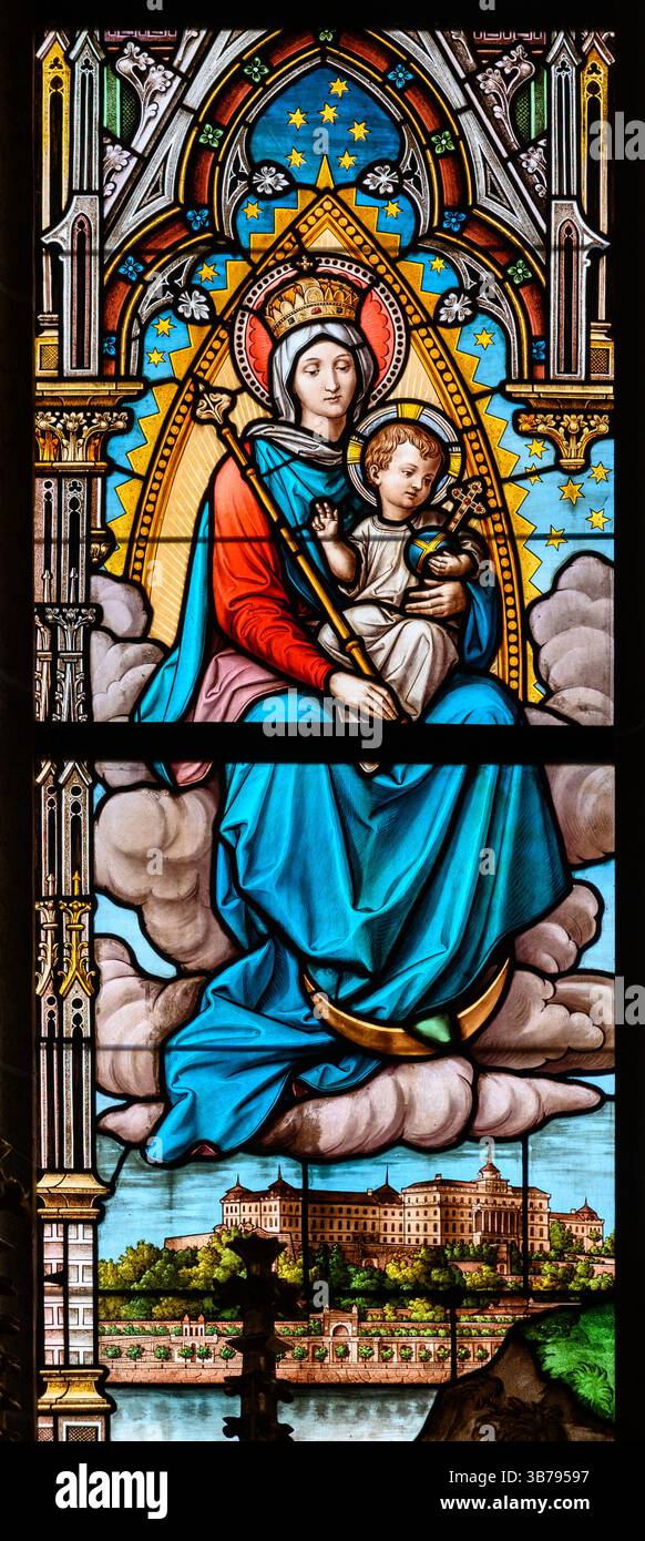 Unsere Lieben Frau mit dem Christkind. Ein Buntglasfenster in der Kathedrale von St. Elisabeth (Dóm svätej Alžbety) in Košice, Slowakei. Stockfoto