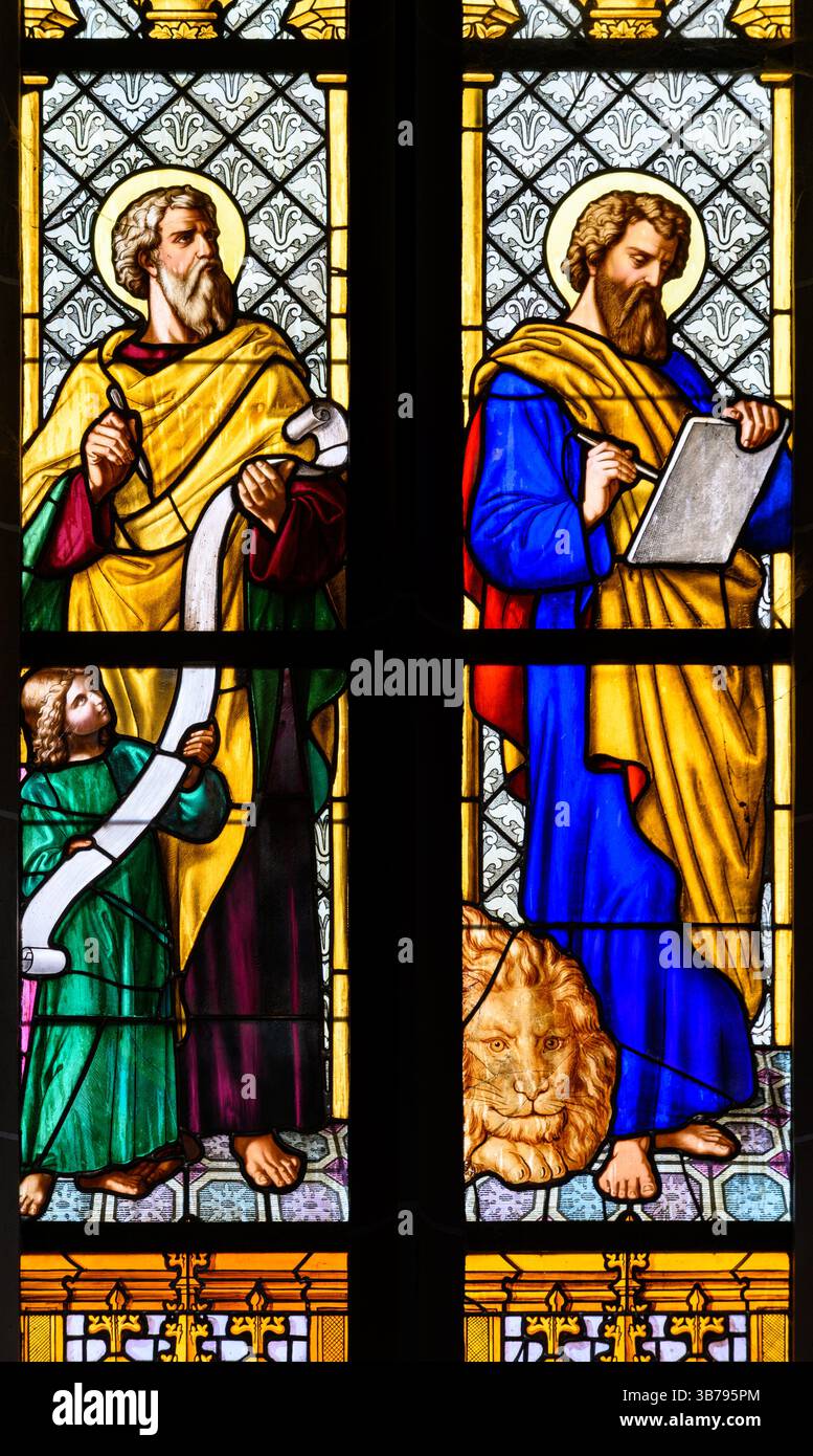 Die Evangelisten St. Matthäus (links) und St. Markus (rechts). Die Kathedrale der Heiligen Elisabeth (Dóm svätej Alžbety) in Košice, Slowakei. Stockfoto