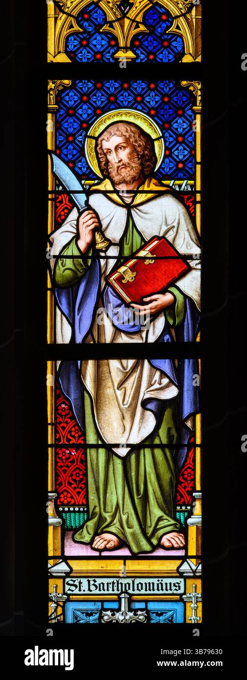 Der Heilige Bartholomaios der Apostel. Künstler: Franz Xaver Zettler. Ein Buntglasfenster in der Kathedrale St. Elisabeth (Dóm svätej Alžbety). Stockfoto