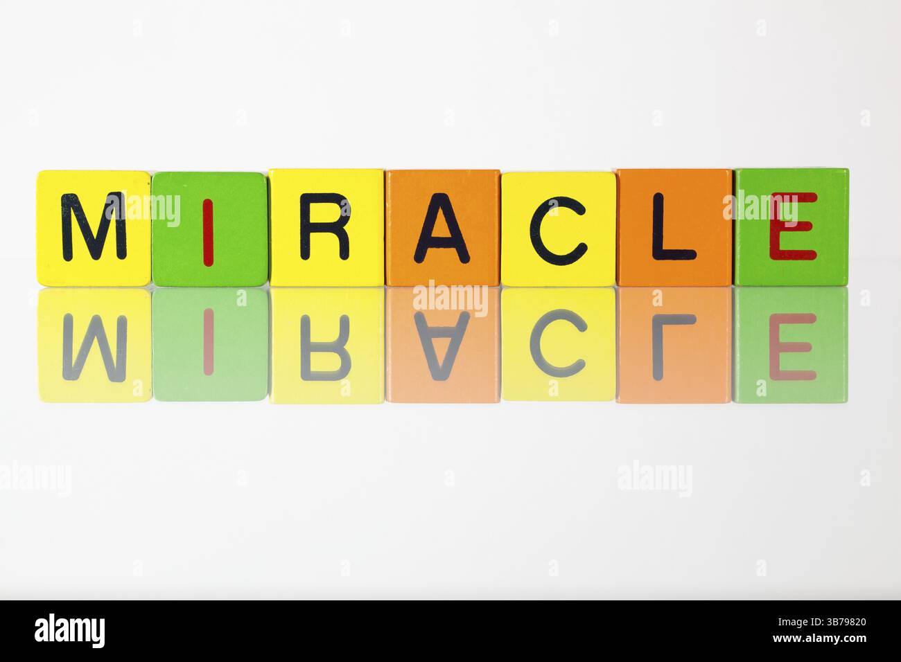 Wunder - eine Inschrift aus Holzklötzen Kinder- Stockfoto