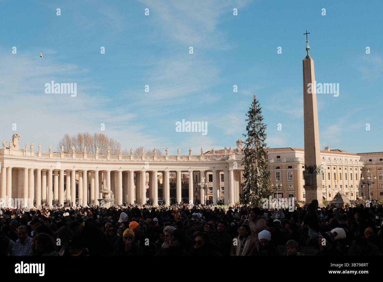 papst francisco Urbi et orbi große Menschenmenge versammelte sich auf dem Petersplatz zum päpstlichen Segen oder zur Audienz-Veranstaltung im Vatikan mit dem Petersdom im Hintergrund unter sonnigem Himmel. Hochwertige Fotos Stockfoto