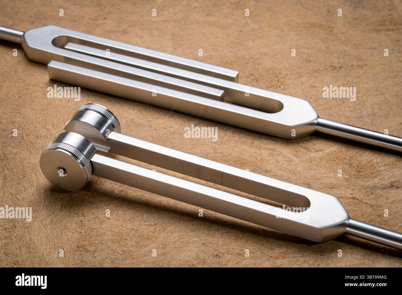 Stimmgabeln aus Metall, die zum Stimmspiel von Musikinstrumenten, zur Klangtherapie, zur Chakra-Heilung oder Entspannung verwendet werden Stockfoto
