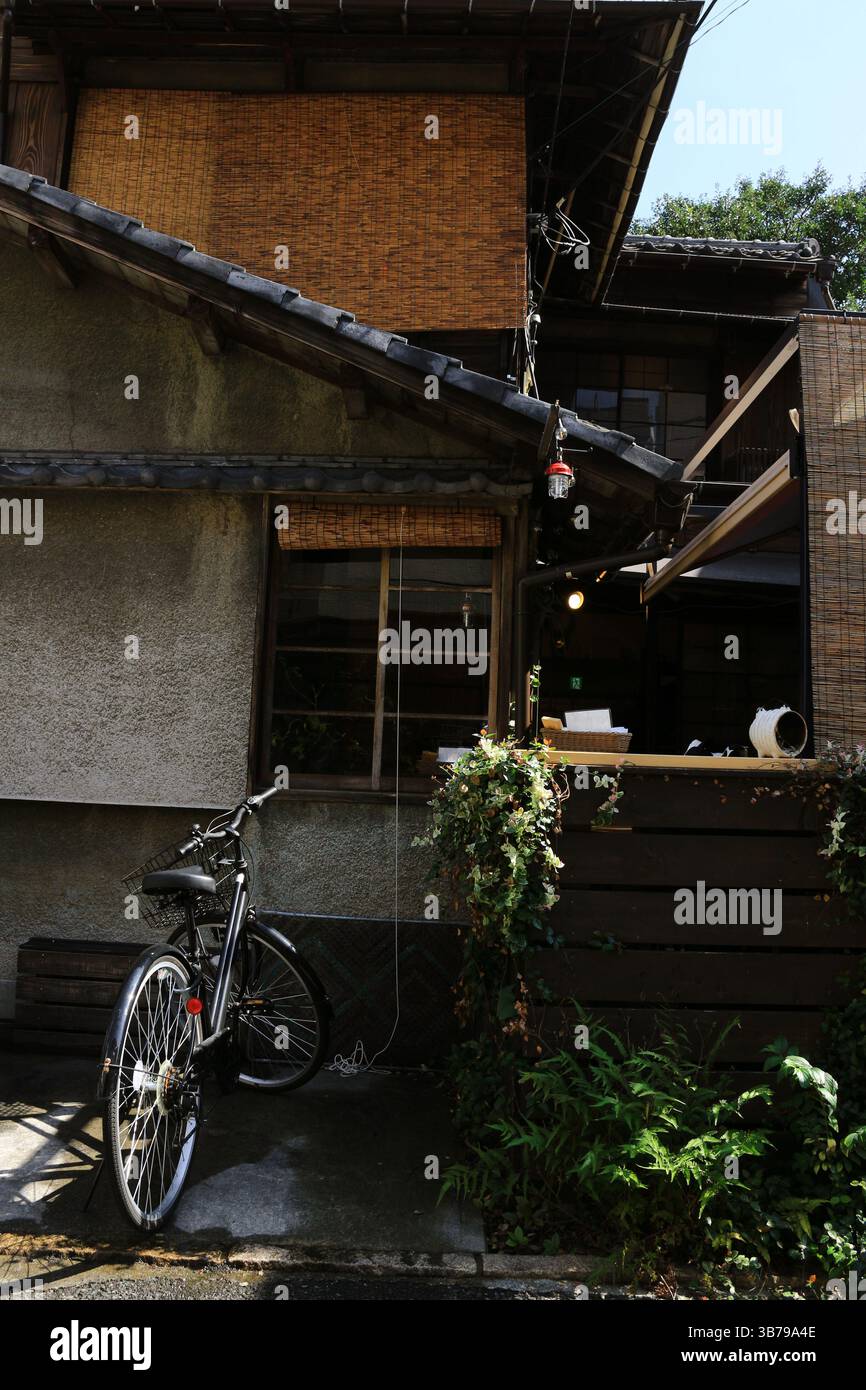 Alltagsszenen in Japan Ein japanisches Haus in der Altstadt, das den Charme der Showa-Zeit bewahrt Stockfoto