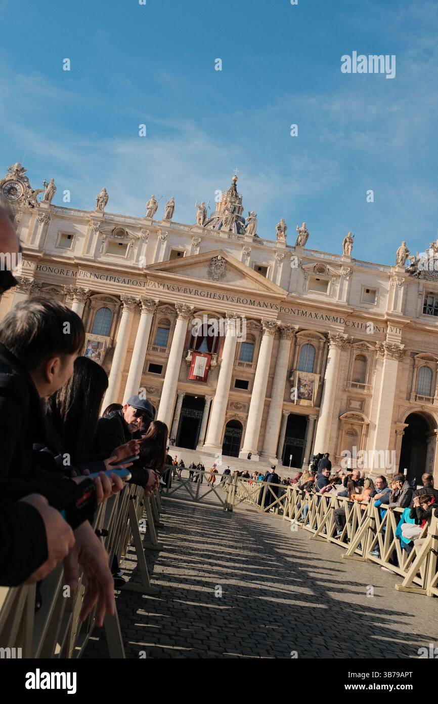 papst francisco Urbi et orbi große Menschenmenge versammelte sich auf dem Petersplatz zum päpstlichen Segen oder zur Audienz-Veranstaltung im Vatikan mit dem Petersdom im Hintergrund unter sonnigem Himmel. Hochwertige Fotos Stockfoto