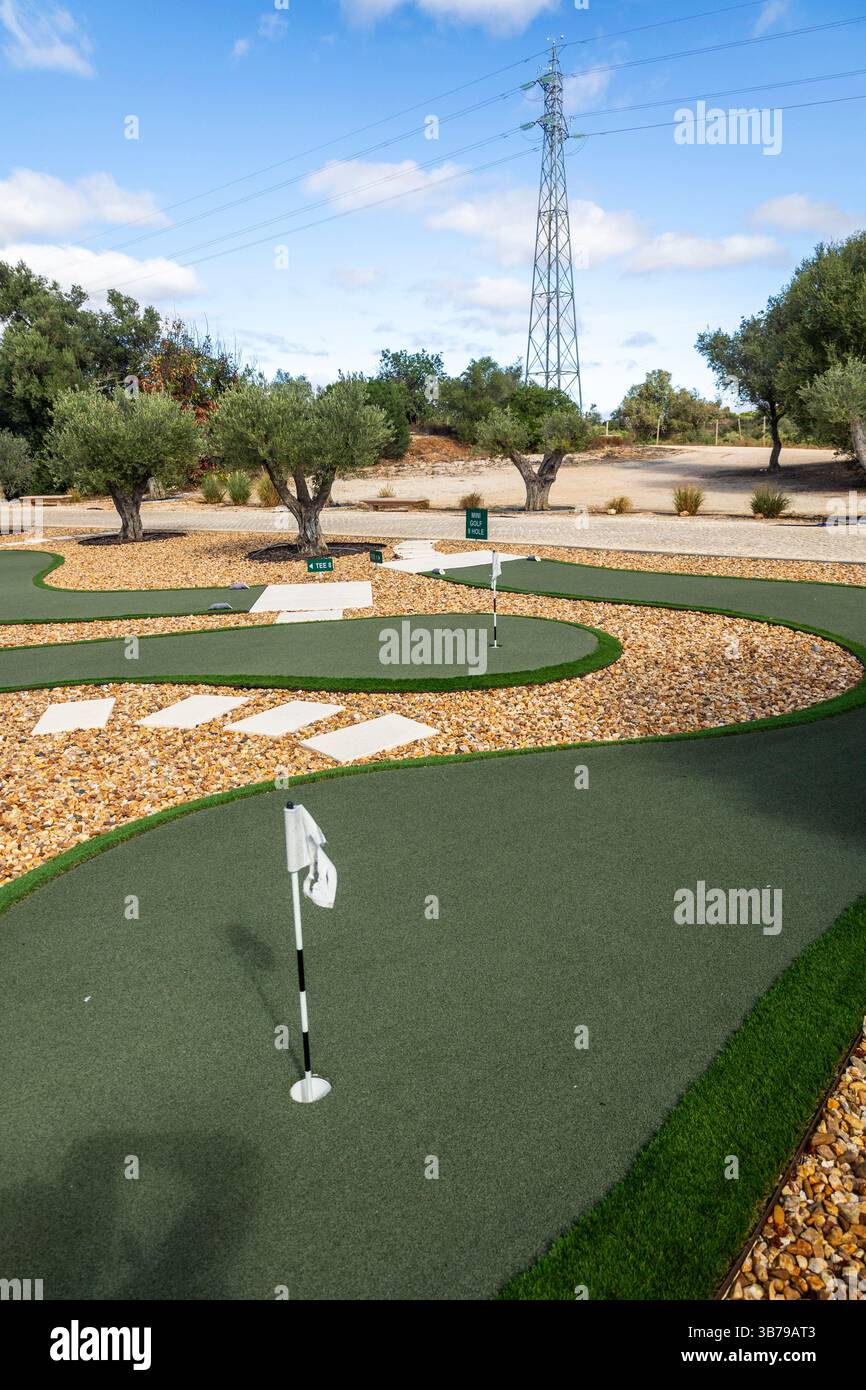 ESTOMBAR, PORTUGAL - 5. Oktober 2024: Minigolfplatz auf dem Weingut 'Quinta dos Vales'. Stockfoto