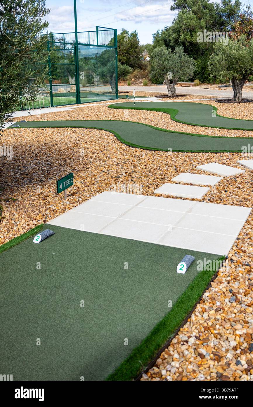 ESTOMBAR, PORTUGAL - 5. Oktober 2024: Minigolfplatz auf dem Weingut 'Quinta dos Vales'. Stockfoto