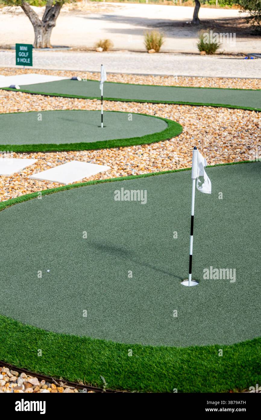 ESTOMBAR, PORTUGAL - 5. Oktober 2024: Minigolfplatz auf dem Weingut 'Quinta dos Vales'. Stockfoto