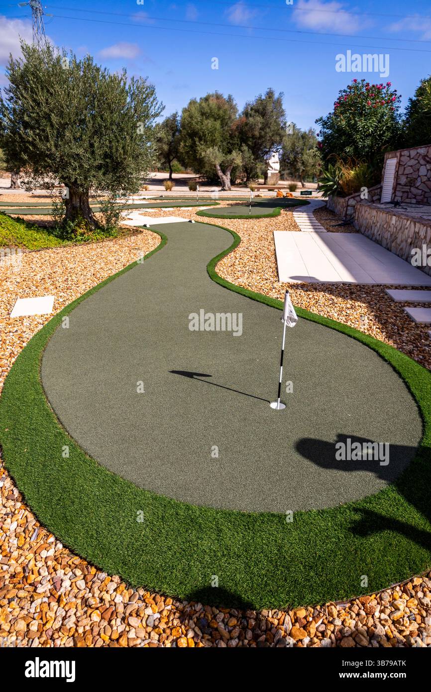 ESTOMBAR, PORTUGAL - 5. Oktober 2024: Minigolfplatz auf dem Weingut 'Quinta dos Vales'. Stockfoto