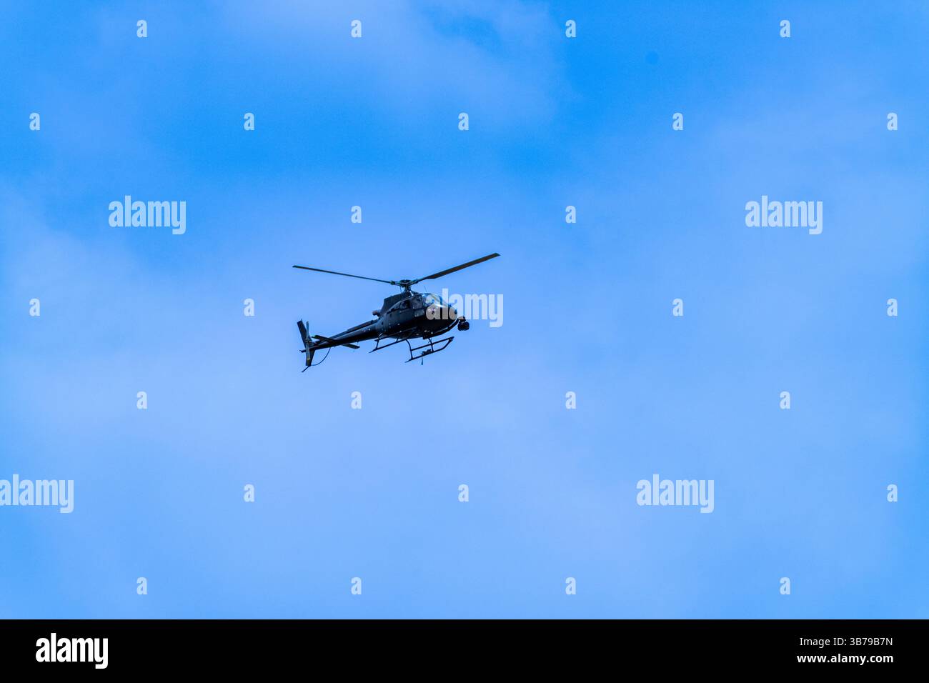 Miami, FL, USA - 2. Mai 2025: Drehhubschrauber wurden für die Formel-1-Rennen im Miami Hard Rock Stadium verwendet Stockfoto