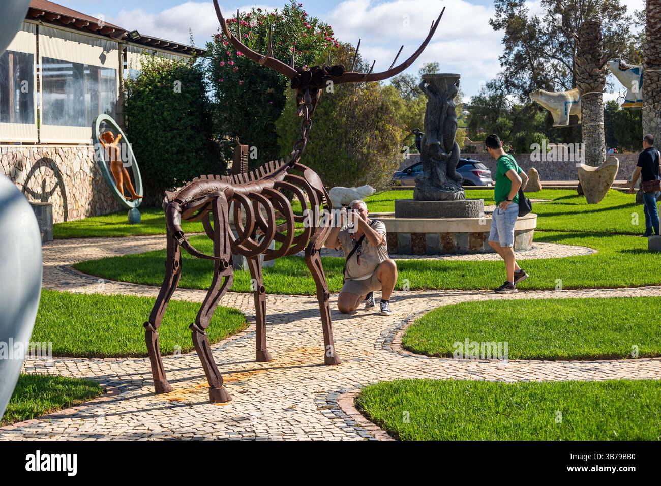 ESTOMBAR, PORTUGAL - 5. Oktober 2024: Künstlerischer, moderner, zeitgenössischer Garten mit Statuen auf dem Weingut 'Quinta dos Vales'. Stockfoto