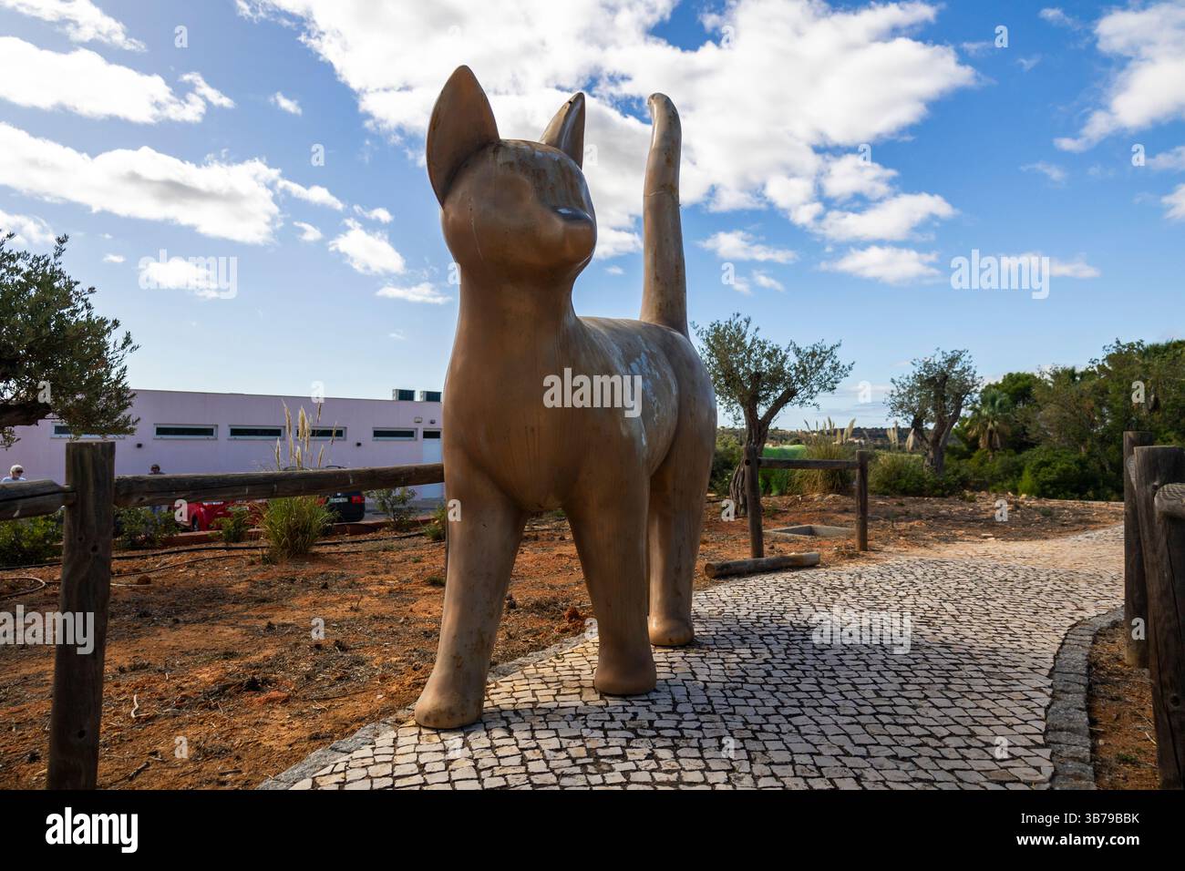 ESTOMBAR, PORTUGAL - 5. Oktober 2024: Künstlerische moderne, zeitgenössische Katzenstatue auf dem Weingut „Quinta dos Vales“. Stockfoto