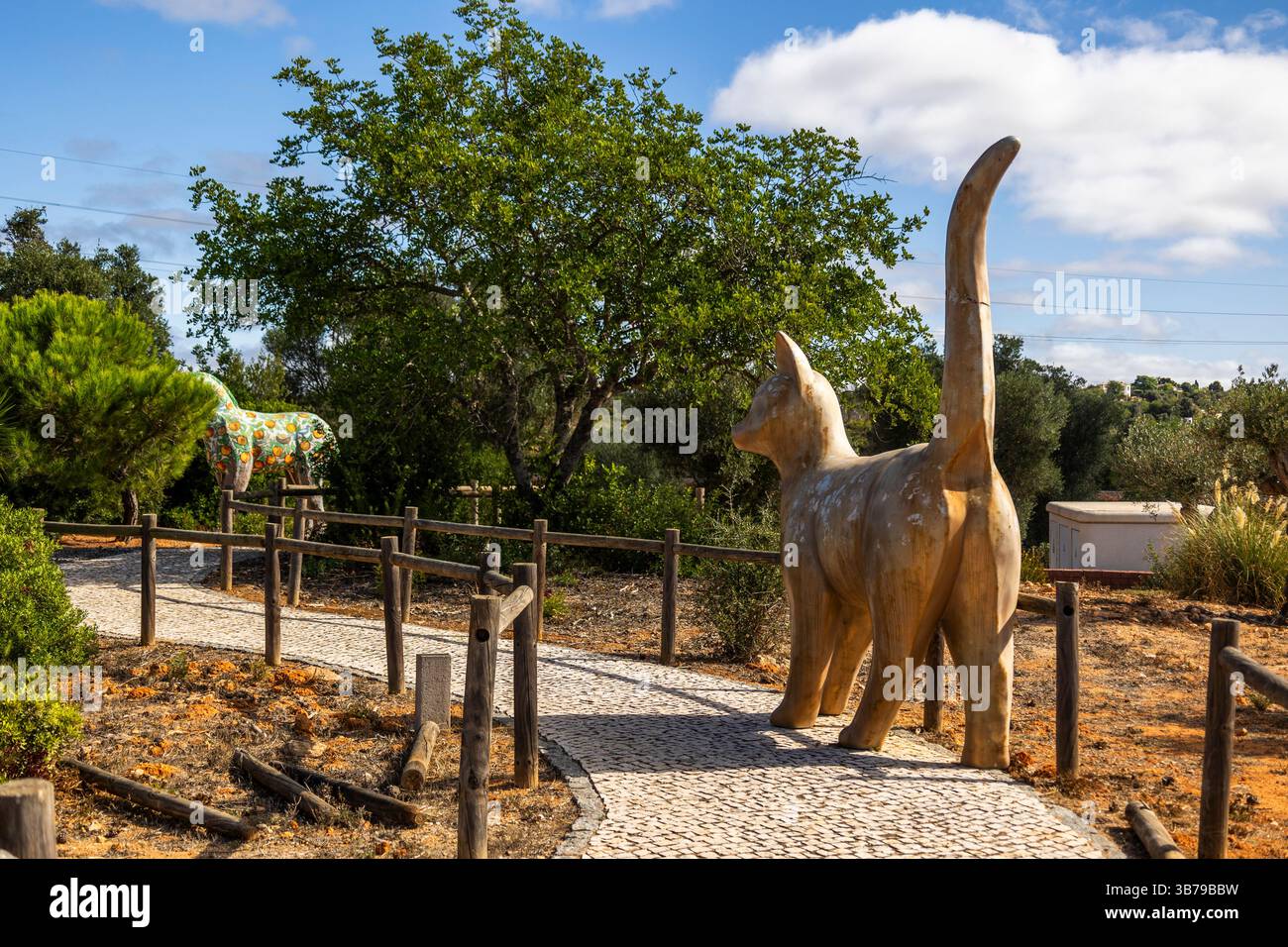 ESTOMBAR, PORTUGAL - 5. Oktober 2024: Künstlerische moderne, zeitgenössische Katzenstatue auf dem Weingut „Quinta dos Vales“. Stockfoto