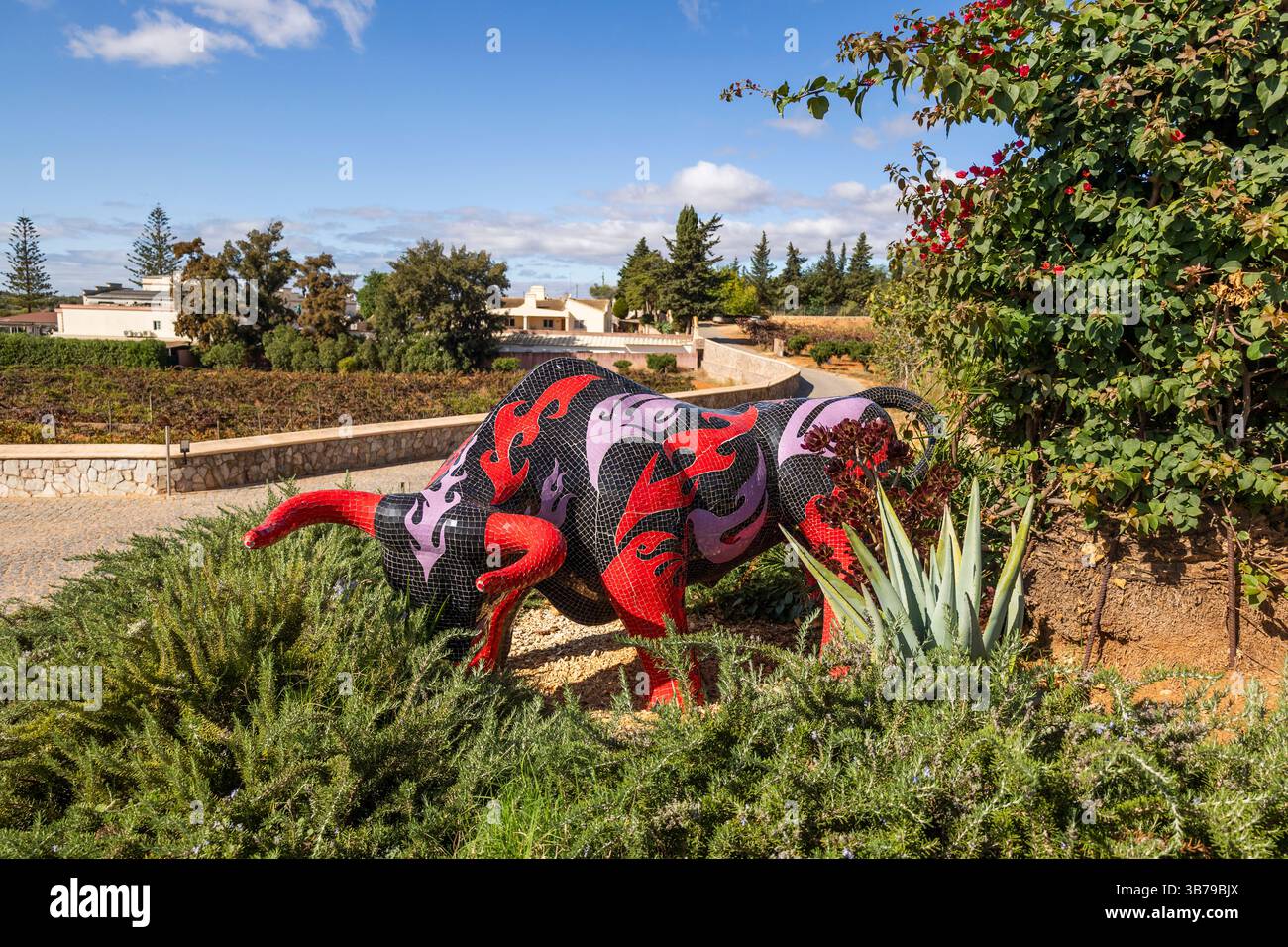 ESTOMBAR, PORTUGAL - 5. Oktober 2024: Kunstputz, moderne, zeitgenössische Stierstatue auf dem Weingut „Quinta dos Vales“. Stockfoto