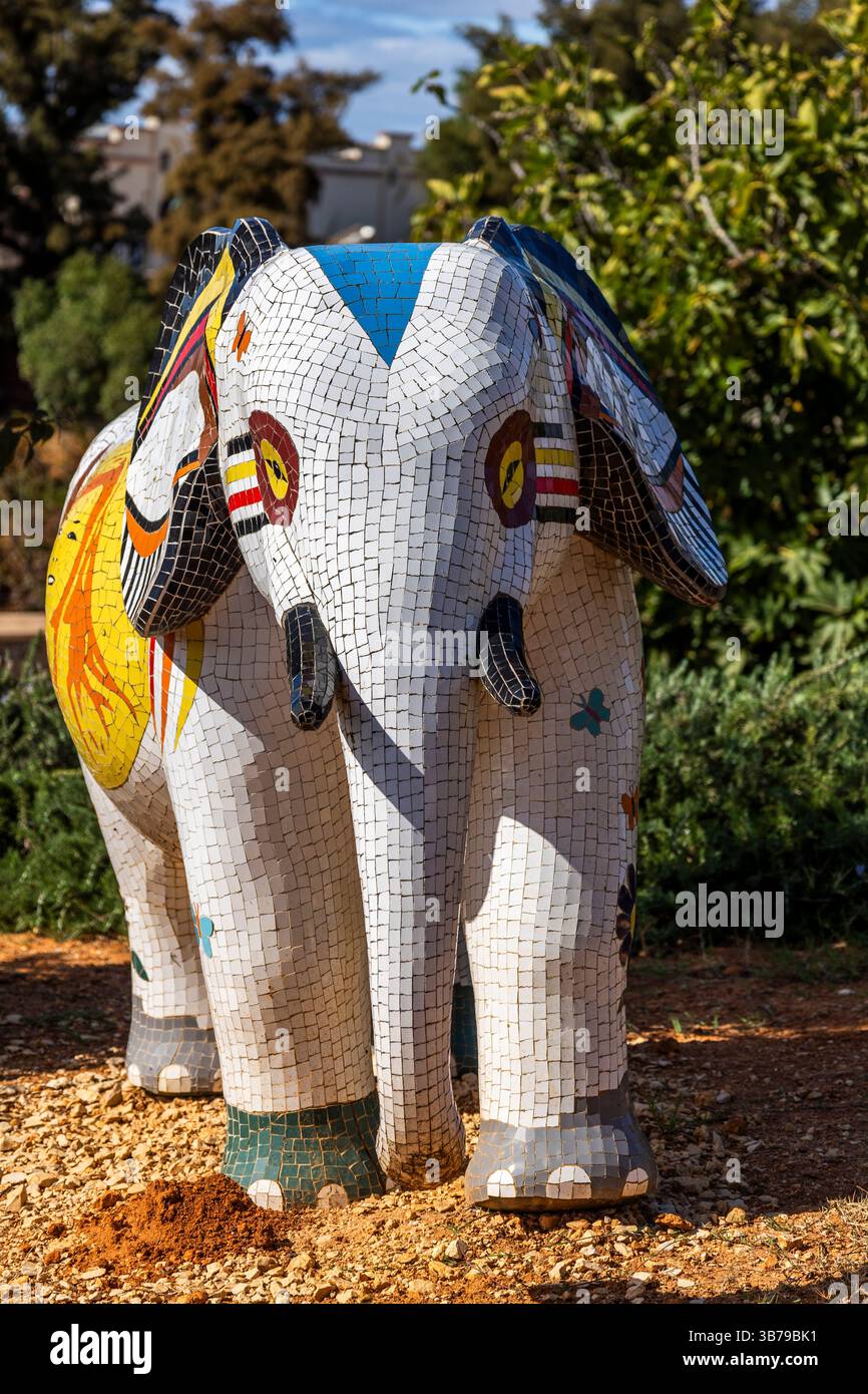 ESTOMBAR, PORTUGAL - 5. Oktober 2024: Kunstputz moderne zeitgenössische Elefantenstatuen auf dem Weingut 'Quinta dos Vales'. Stockfoto