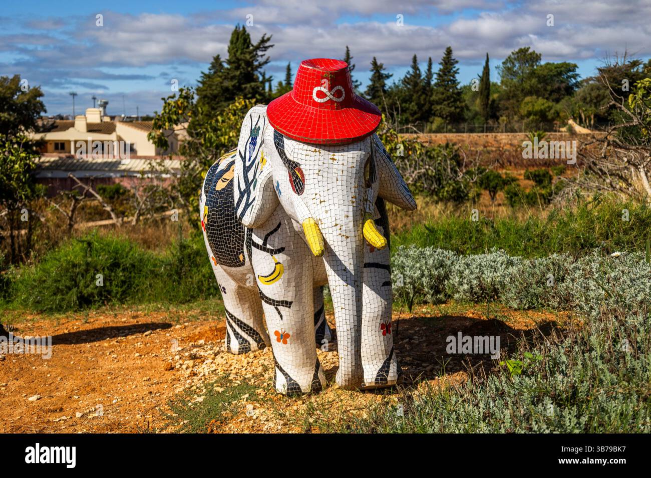 ESTOMBAR, PORTUGAL - 5. Oktober 2024: Kunstputz moderne zeitgenössische Elefantenstatuen auf dem Weingut 'Quinta dos Vales'. Stockfoto