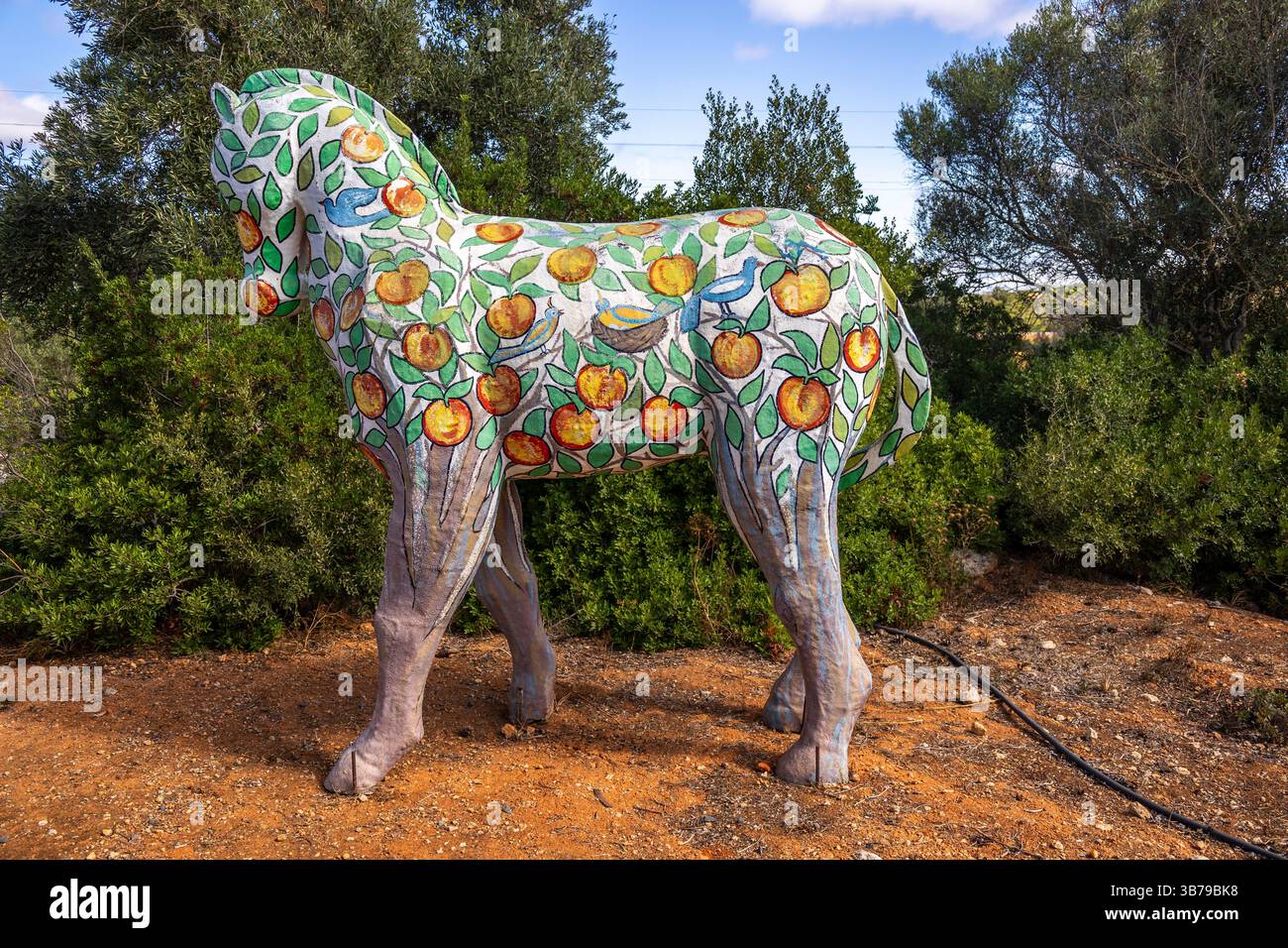 ESTOMBAR, PORTUGAL - 5. Oktober 2024: Künstlerische moderne Pferdestatue auf dem Weingut „Quinta dos Vales“. Stockfoto