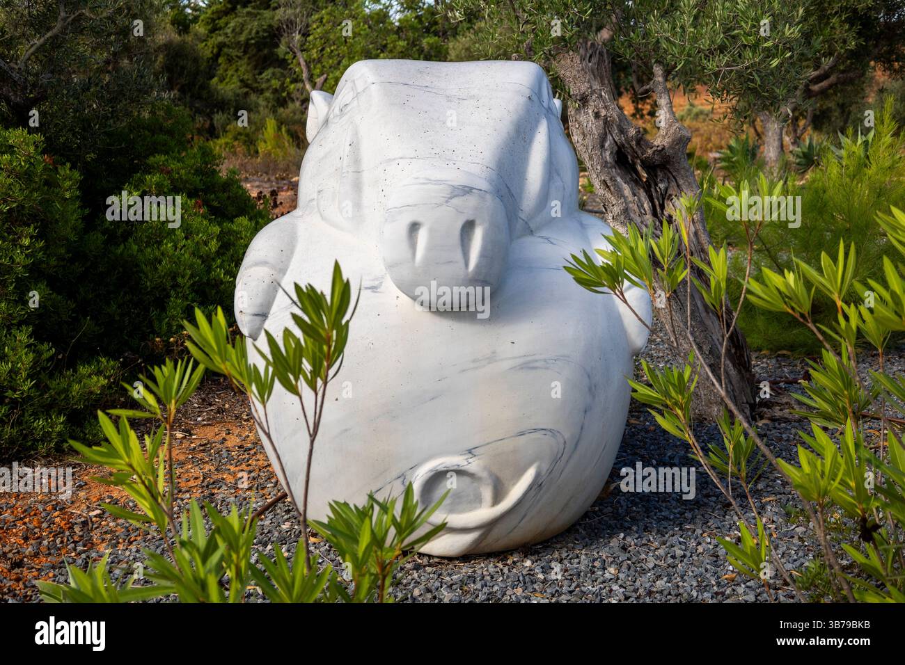 ESTOMBAR, PORTUGAL - 5. Oktober 2024: Künstlerische moderne, zeitgenössische Schweinestatue auf dem Weingut „Quinta dos Vales“. Stockfoto