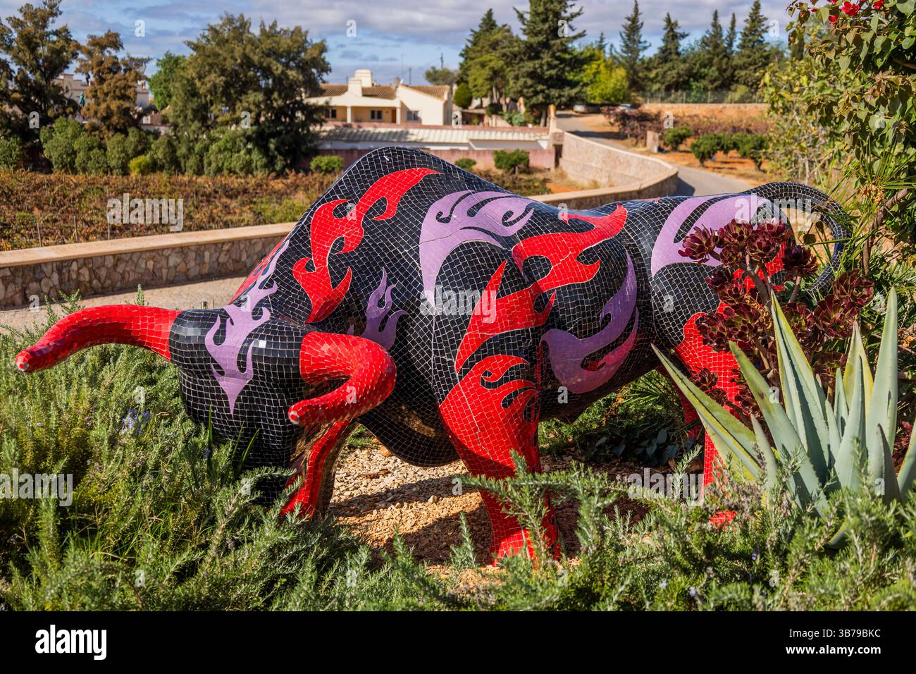 ESTOMBAR, PORTUGAL - 5. Oktober 2024: Kunstputz, moderne, zeitgenössische Stierstatue auf dem Weingut „Quinta dos Vales“. Stockfoto