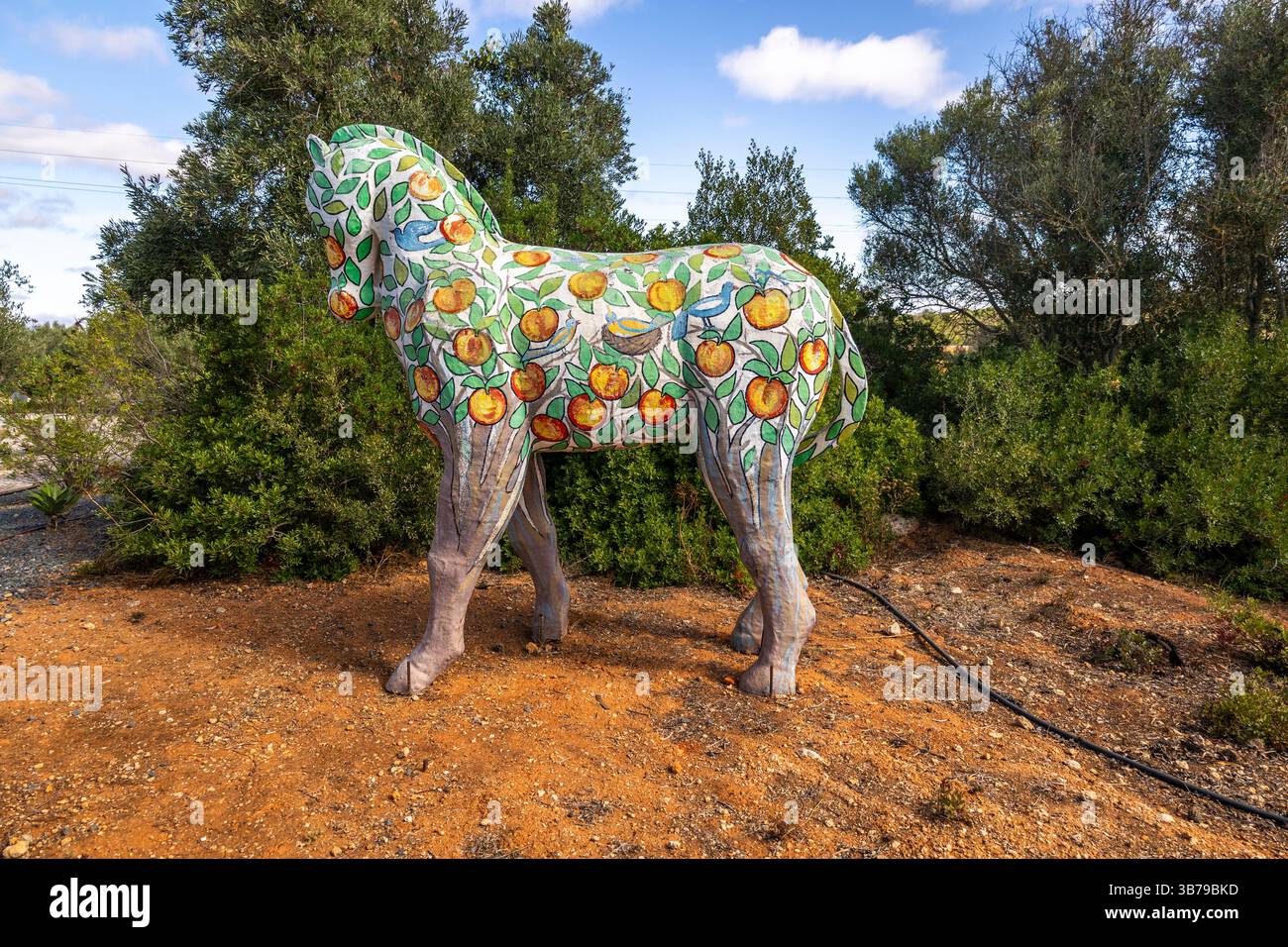 ESTOMBAR, PORTUGAL - 5. Oktober 2024: Künstlerische moderne Pferdestatue auf dem Weingut „Quinta dos Vales“. Stockfoto
