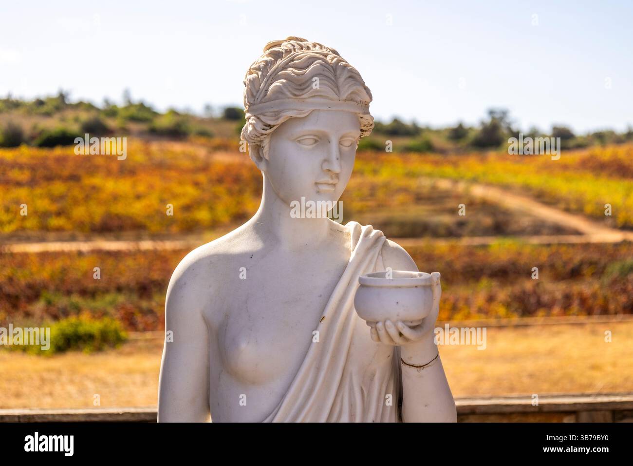 ESTOMBAR, PORTUGAL - 5. Oktober 2024: Klassische weibliche Statuen aus Kunststein auf dem Weingut „Quinta dos Vales“. Stockfoto