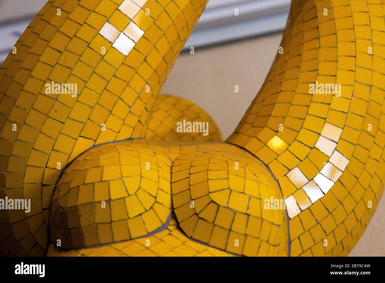 ESTOMBAR, PORTUGAL - 5. Oktober 2024: Moderne zeitgenössische weibliche Statuen aus Kunststein auf dem Weingut „Quinta dos Vales“. Stockfoto