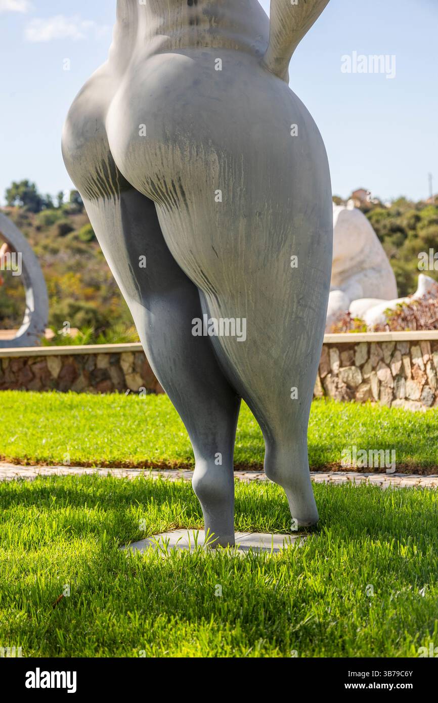 ESTOMBAR, PORTUGAL - 5. Oktober 2024: Moderne zeitgenössische weibliche Statuen aus Kunststein auf dem Weingut „Quinta dos Vales“. Stockfoto