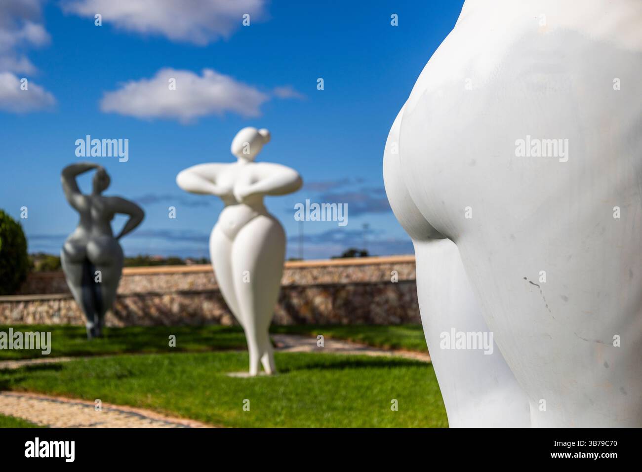 ESTOMBAR, PORTUGAL - 5. Oktober 2024: Moderne zeitgenössische weibliche Statuen aus Kunststein auf dem Weingut „Quinta dos Vales“. Stockfoto