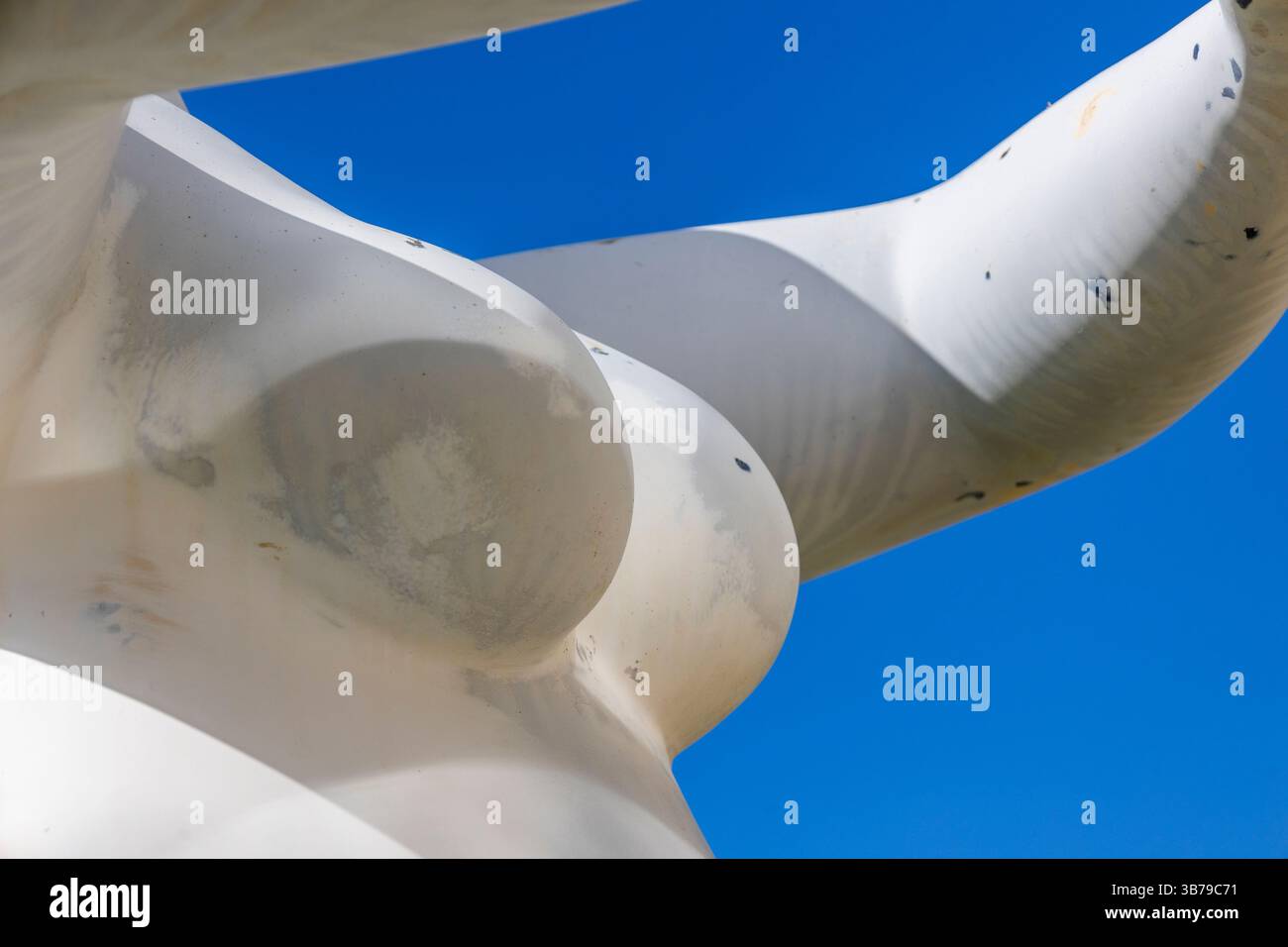 ESTOMBAR, PORTUGAL - 5. Oktober 2024: Moderne zeitgenössische weibliche Statuen aus Kunststein auf dem Weingut „Quinta dos Vales“. Stockfoto