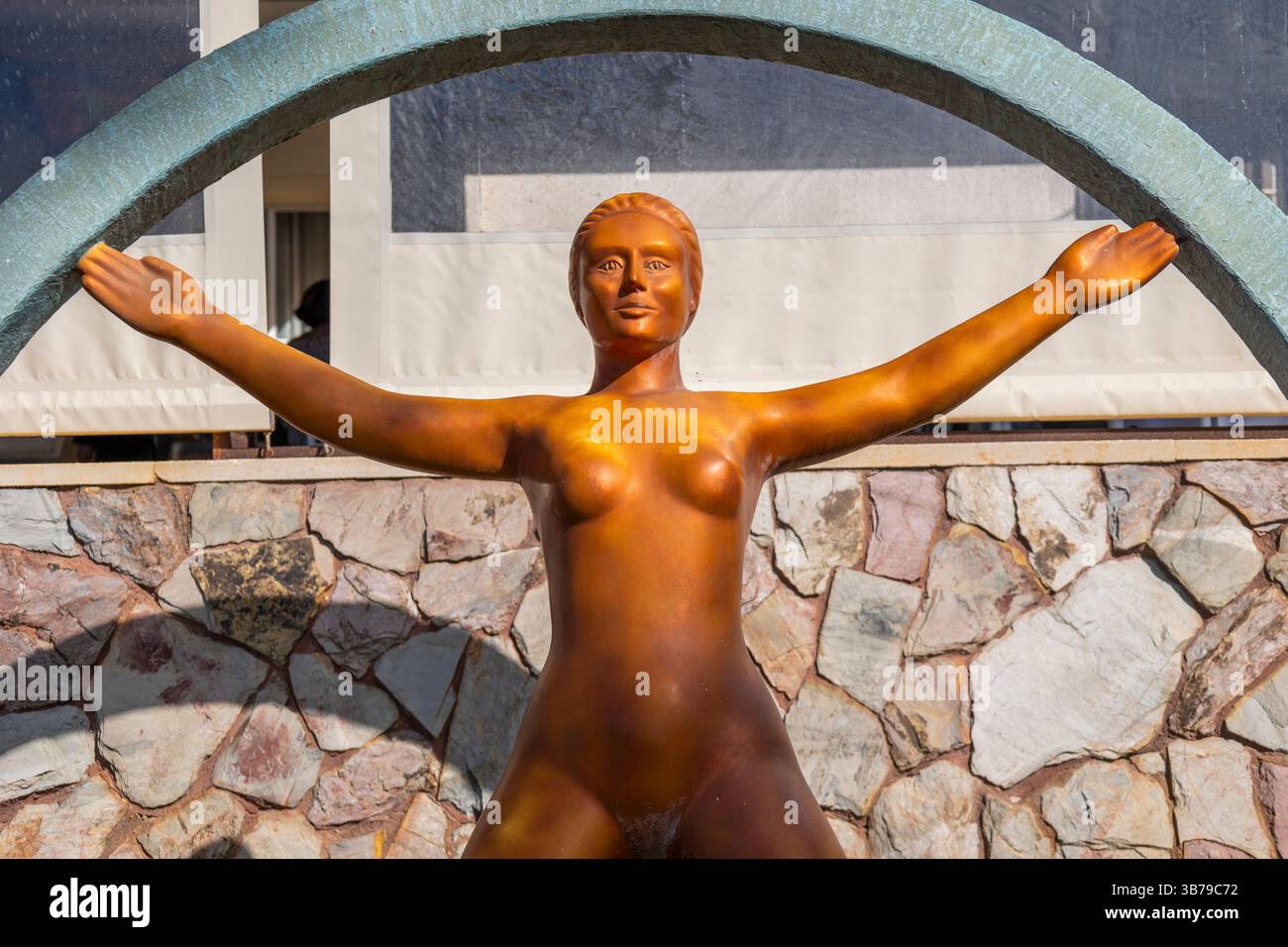 ESTOMBAR, PORTUGAL - 5. Oktober 2024: Moderne zeitgenössische weibliche Statuen aus Kunststein auf dem Weingut „Quinta dos Vales“. Stockfoto