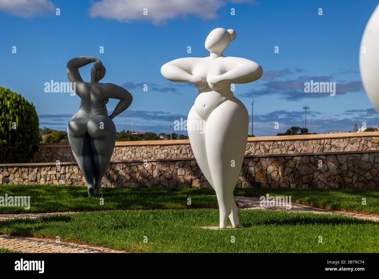 ESTOMBAR, PORTUGAL - 5. Oktober 2024: Moderne zeitgenössische weibliche Statuen aus Kunststein auf dem Weingut „Quinta dos Vales“. Stockfoto