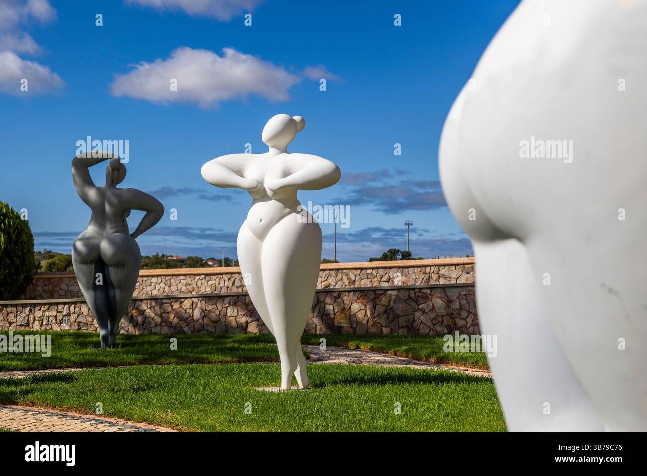 ESTOMBAR, PORTUGAL - 5. Oktober 2024: Moderne zeitgenössische weibliche Statuen aus Kunststein auf dem Weingut „Quinta dos Vales“. Stockfoto