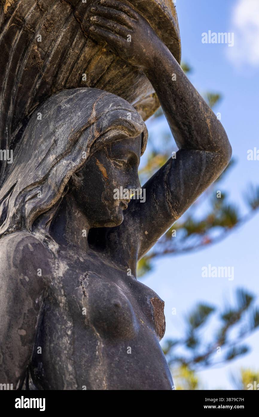 ESTOMBAR, PORTUGAL - 5. Oktober 2024: Moderne zeitgenössische weibliche Statuen aus Kunststein auf dem Weingut „Quinta dos Vales“. Stockfoto