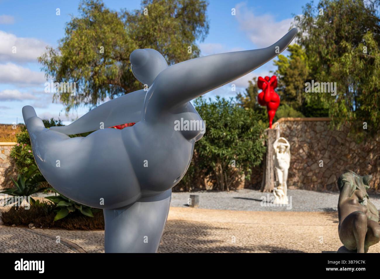 ESTOMBAR, PORTUGAL - 5. Oktober 2024: Moderne zeitgenössische weibliche Statuen aus Kunststein auf dem Weingut „Quinta dos Vales“. Stockfoto