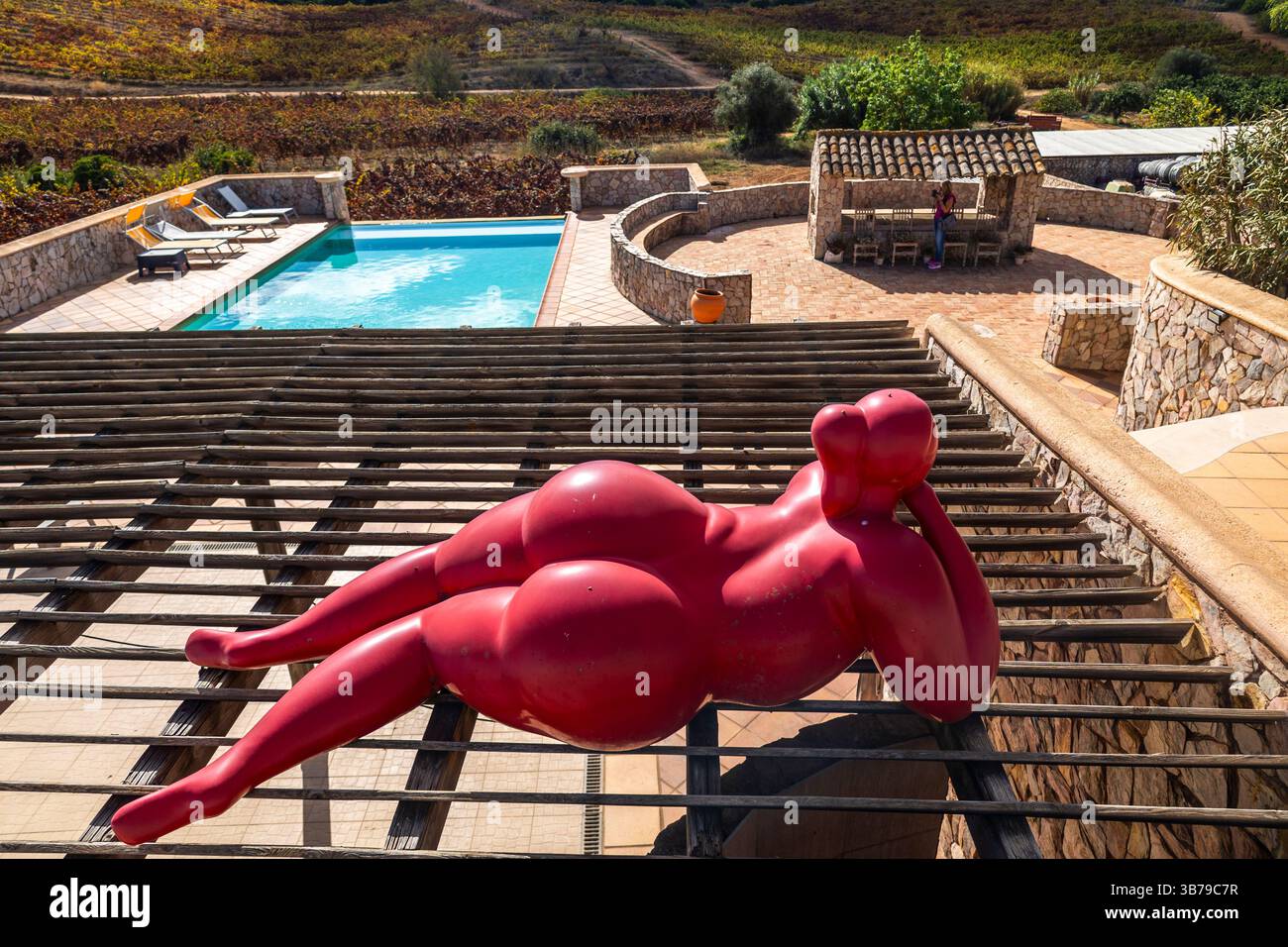 ESTOMBAR, PORTUGAL - 5. Oktober 2024: Moderne zeitgenössische weibliche Statuen aus Kunststein auf dem Weingut „Quinta dos Vales“. Stockfoto