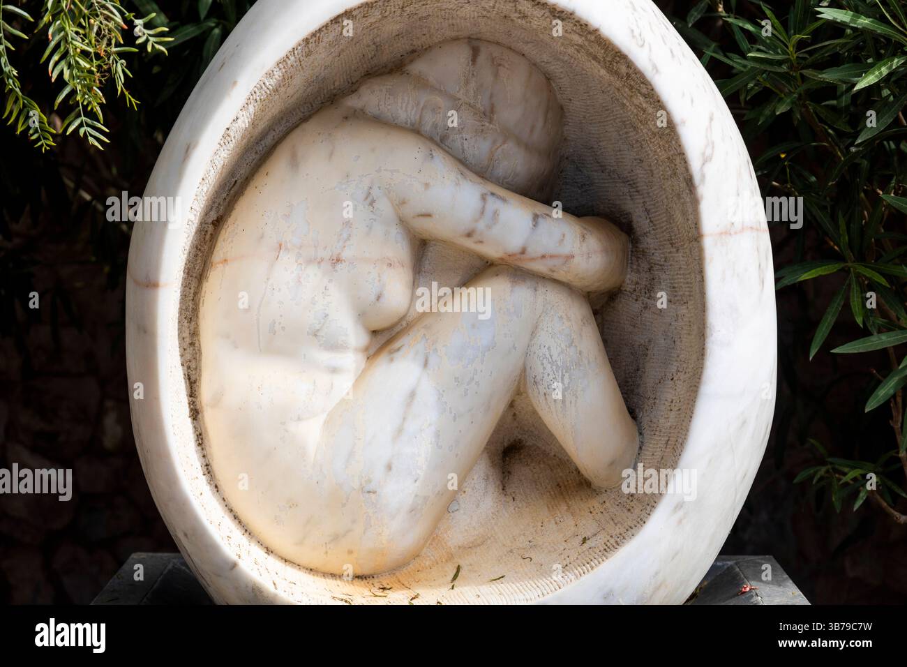 ESTOMBAR, PORTUGAL - 5. Oktober 2024: Moderne zeitgenössische weibliche Statuen aus Kunststein auf dem Weingut „Quinta dos Vales“. Stockfoto