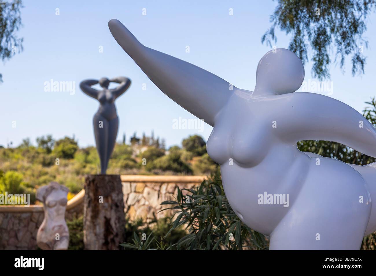 ESTOMBAR, PORTUGAL - 5. Oktober 2024: Moderne zeitgenössische weibliche Statuen aus Kunststein auf dem Weingut „Quinta dos Vales“. Stockfoto