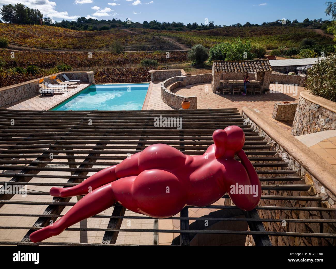 ESTOMBAR, PORTUGAL - 5. Oktober 2024: Moderne zeitgenössische weibliche Statuen aus Kunststein auf dem Weingut „Quinta dos Vales“. Stockfoto