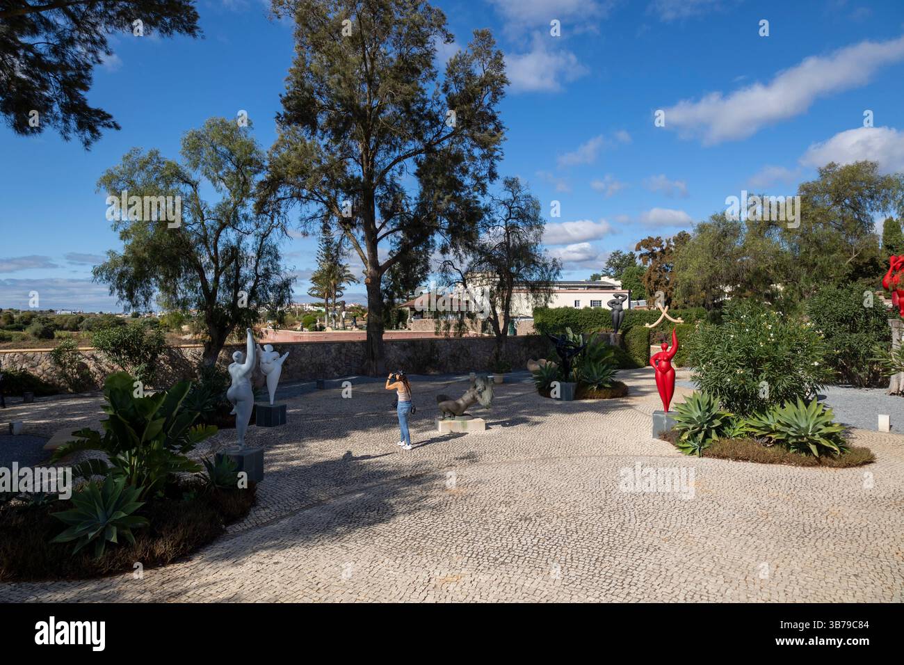 ESTOMBAR, PORTUGAL - 5. Oktober 2024: Moderne zeitgenössische weibliche Statuen aus Kunststein auf dem Weingut „Quinta dos Vales“. Stockfoto