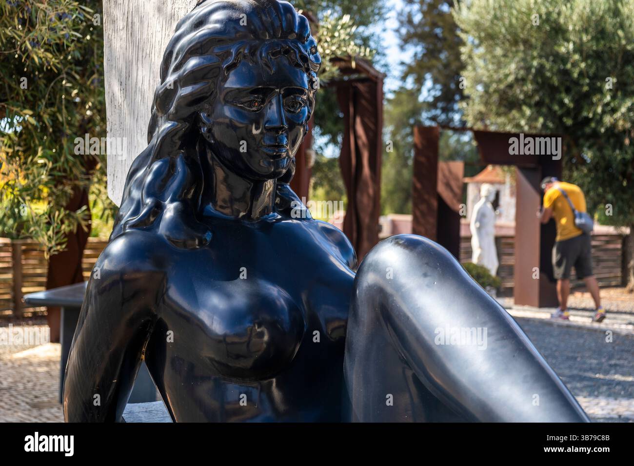 ESTOMBAR, PORTUGAL - 5. Oktober 2024: Moderne zeitgenössische weibliche Statuen aus Kunststein auf dem Weingut „Quinta dos Vales“. Stockfoto