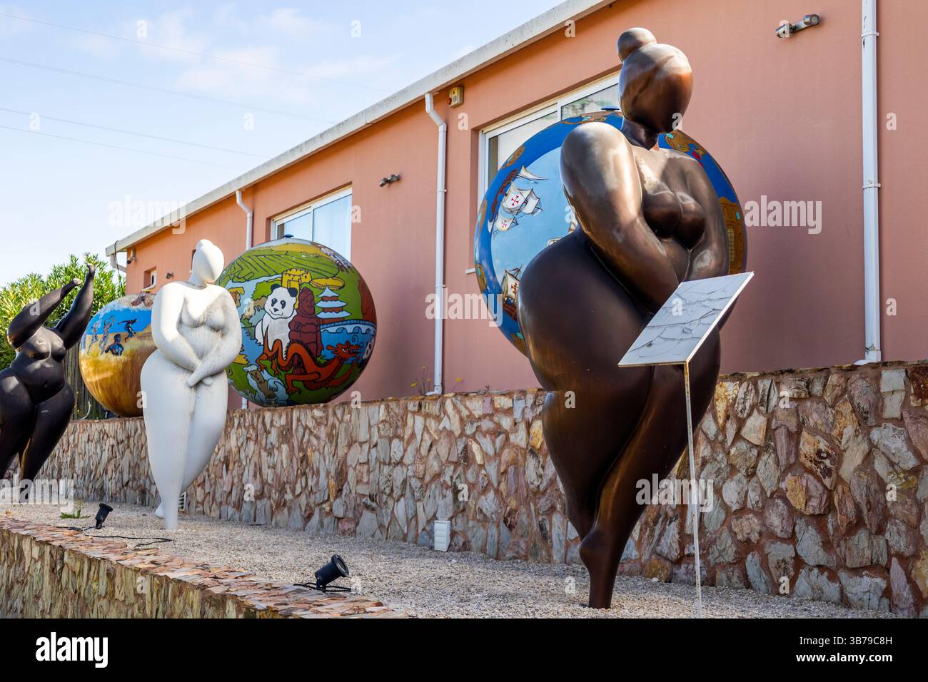 ESTOMBAR, PORTUGAL - 5. Oktober 2024: Moderne zeitgenössische weibliche Statuen aus Kunststein auf dem Weingut „Quinta dos Vales“. Stockfoto
