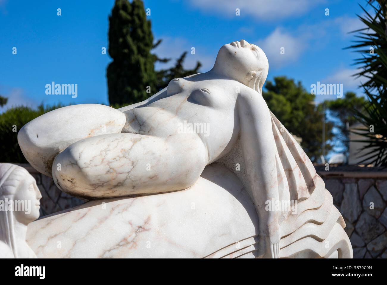 ESTOMBAR, PORTUGAL - 5. Oktober 2024: Moderne zeitgenössische weibliche Statuen aus Kunststein auf dem Weingut „Quinta dos Vales“. Stockfoto