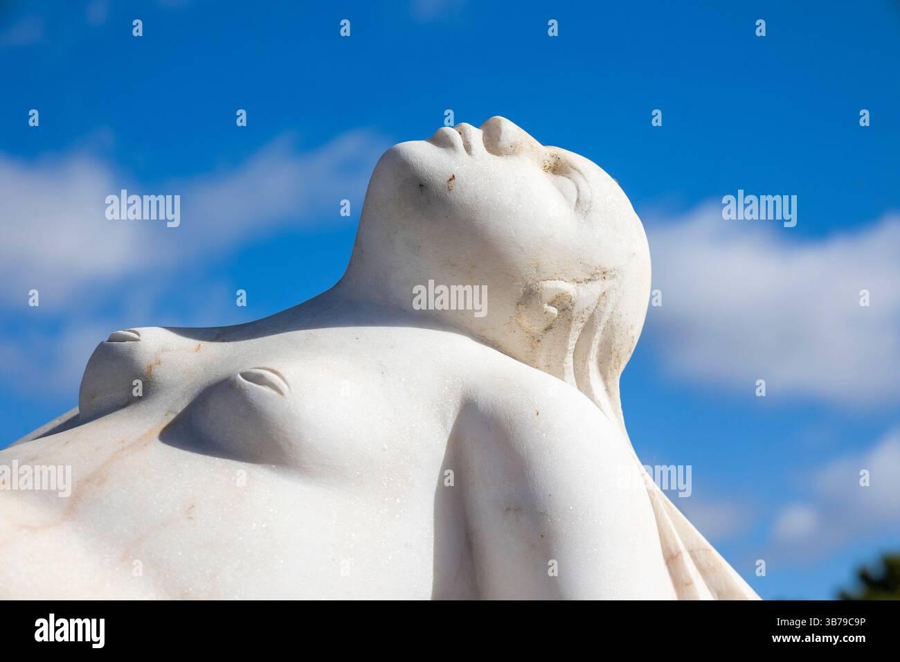 ESTOMBAR, PORTUGAL - 5. Oktober 2024: Moderne zeitgenössische weibliche Statuen aus Kunststein auf dem Weingut „Quinta dos Vales“. Stockfoto