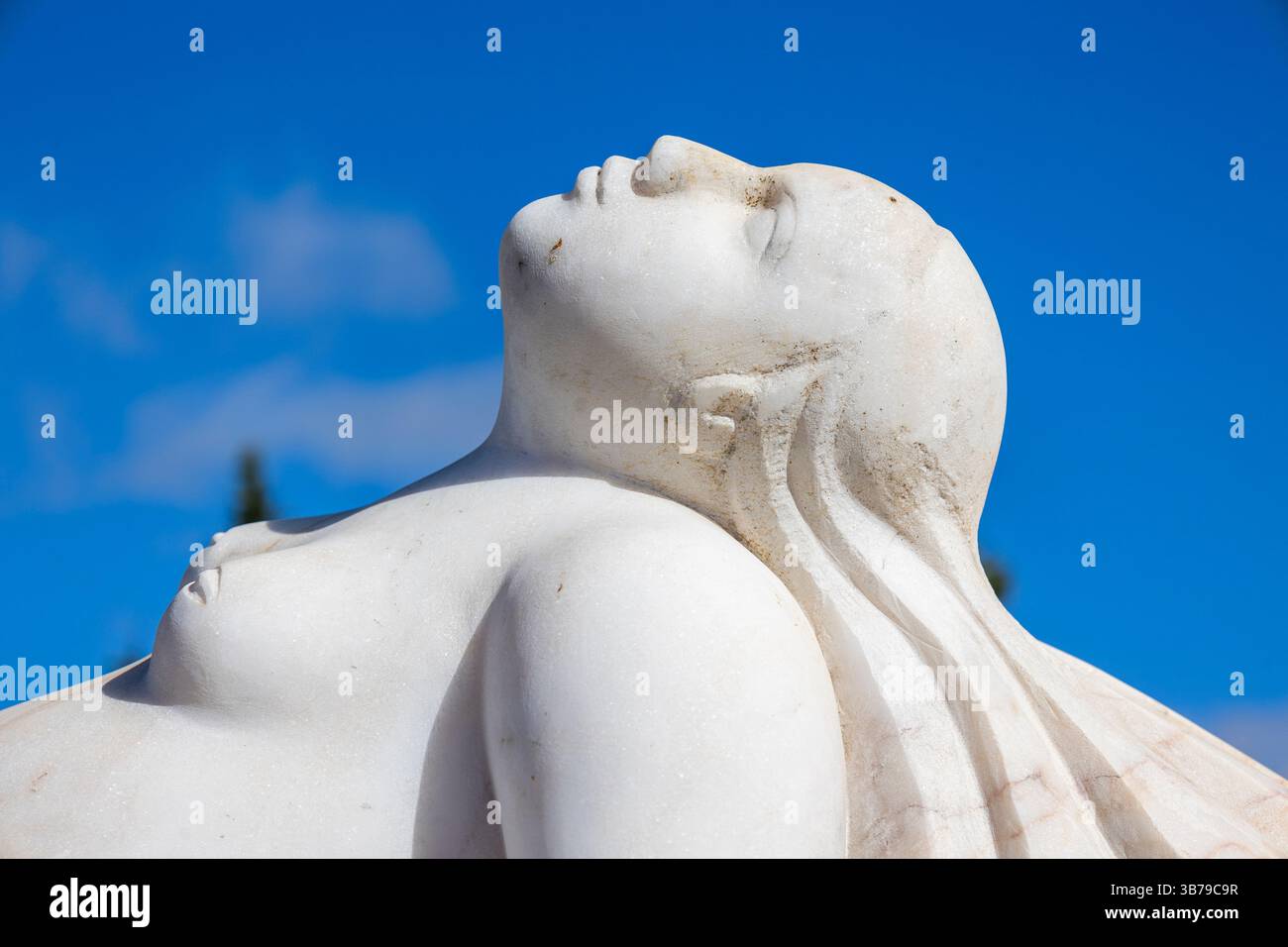 ESTOMBAR, PORTUGAL - 5. Oktober 2024: Moderne zeitgenössische weibliche Statuen aus Kunststein auf dem Weingut „Quinta dos Vales“. Stockfoto