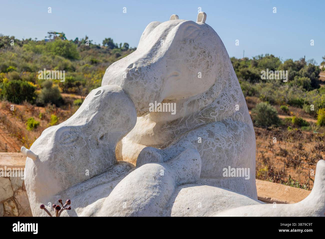 ESTOMBAR, PORTUGAL - 5. Oktober 2024: Moderne moderne, zeitgenössische Nilpferdestatuen aus Kunststein auf dem Weingut „Quinta dos Vales“. Stockfoto