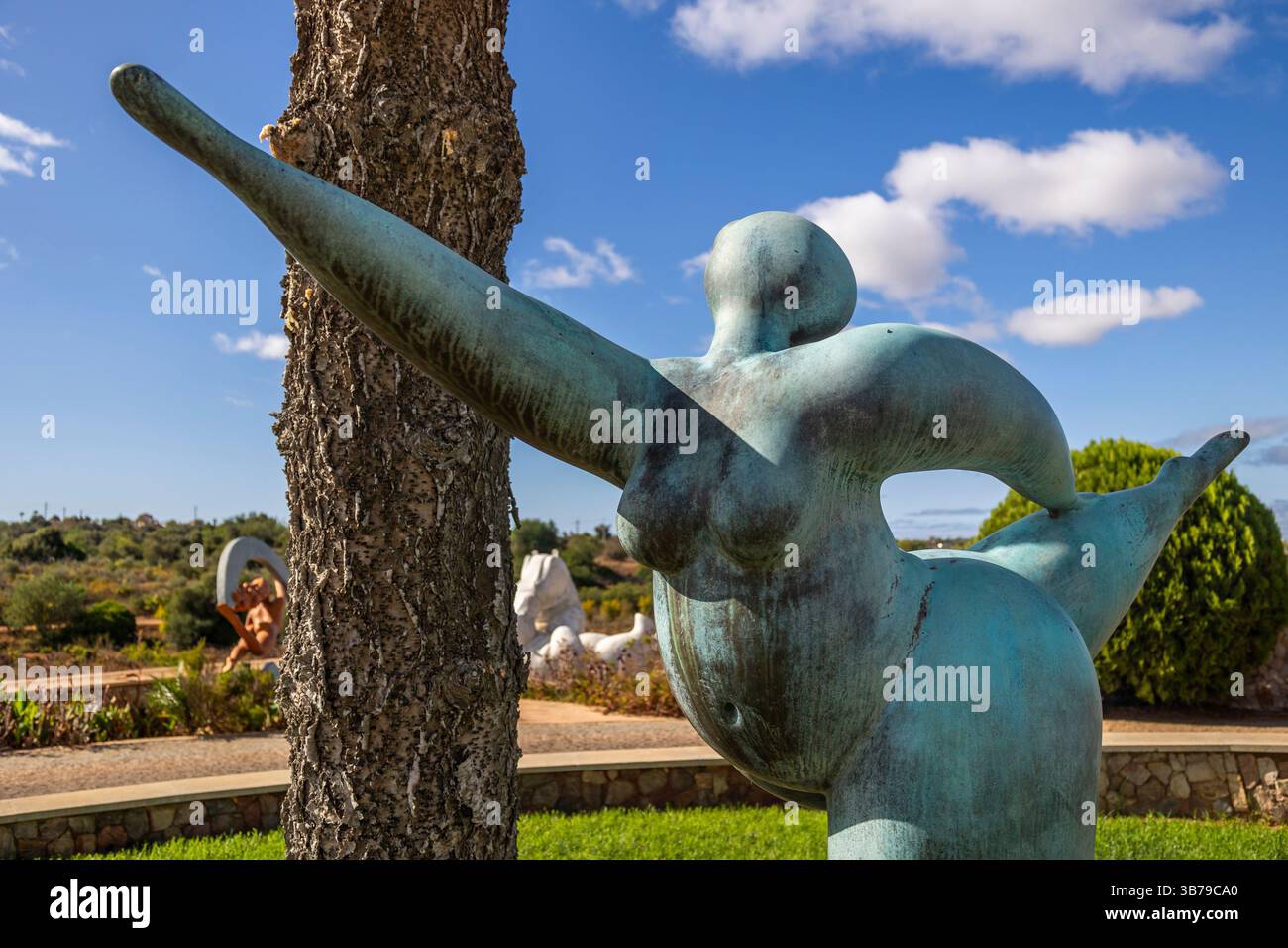 ESTOMBAR, PORTUGAL - 5. Oktober 2024: Moderne zeitgenössische weibliche Statuen aus Kunststein auf dem Weingut „Quinta dos Vales“. Stockfoto